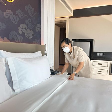 Hotel Grande Centre Point Surawong Bangkok Exterior foto A housekeeper making a bed at a hotel