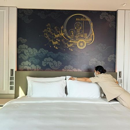 Hotel Grande Centre Point Surawong Bangkok Exterior foto A hotel maid making a bed