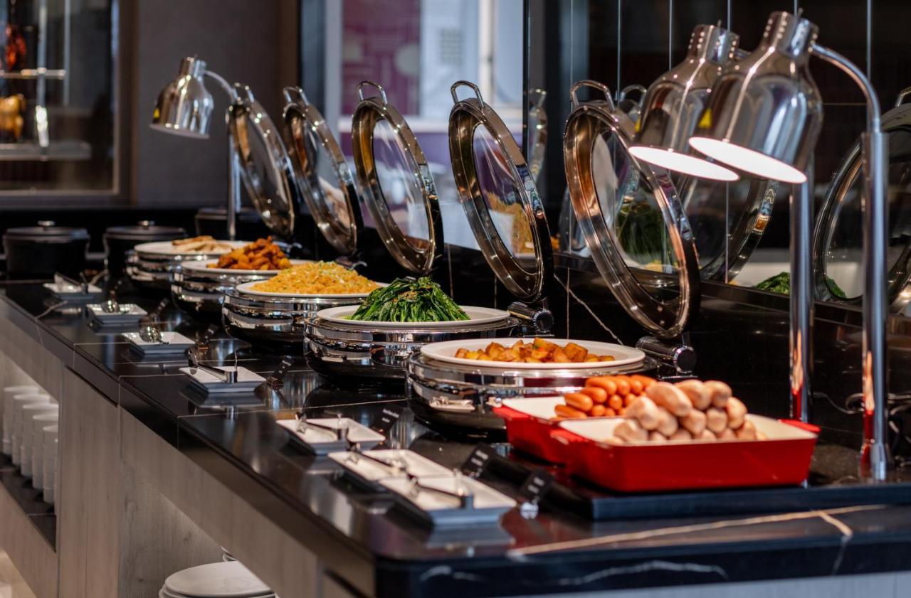 Hotel Grande Centre Point Surawong Bangkok Exterior foto A buffet at a hotel