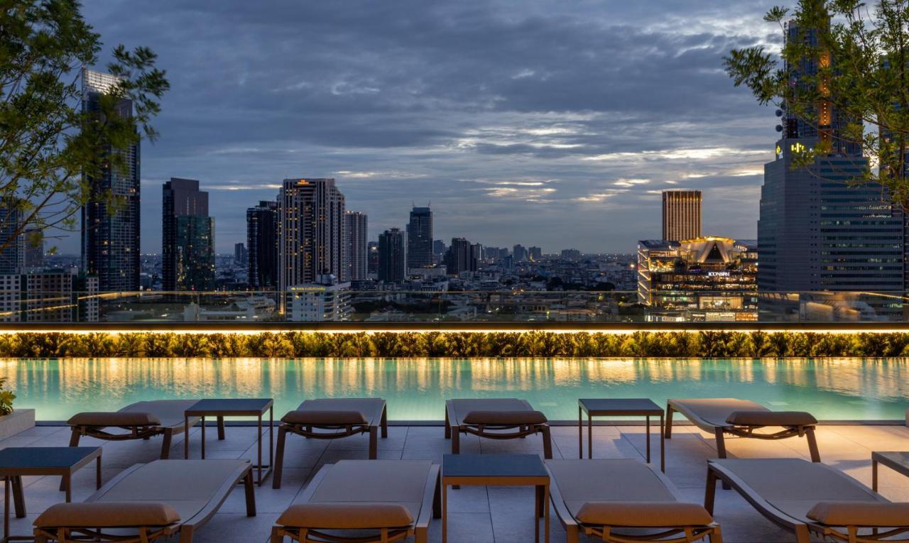 Hotel Grande Centre Point Surawong Bangkok Exterior foto The rooftop pool at the hotel
