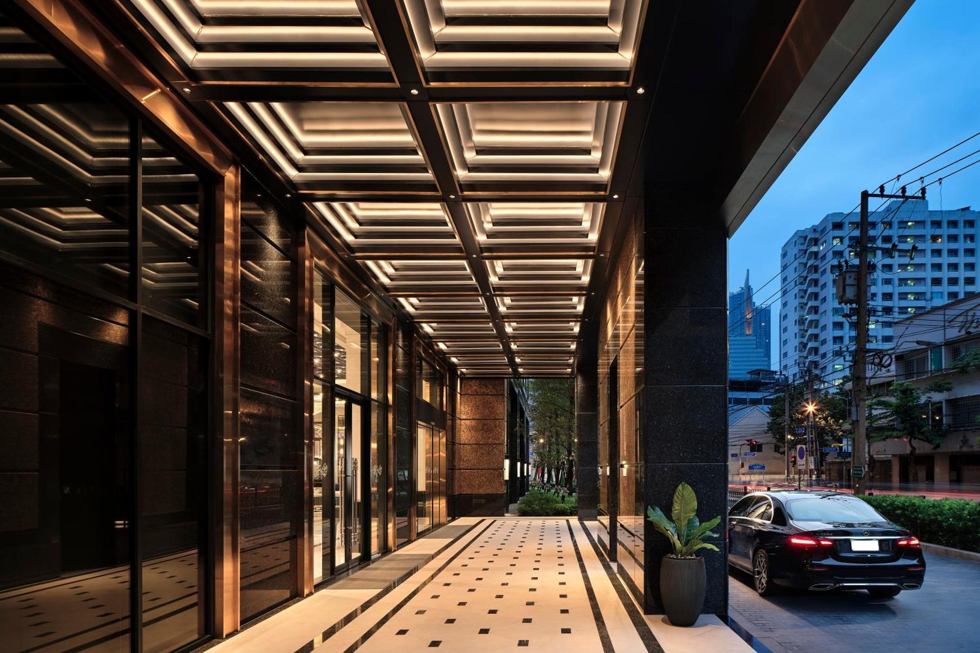 Hotel Grande Centre Point Surawong Bangkok Exterior foto The entrance of the hotel