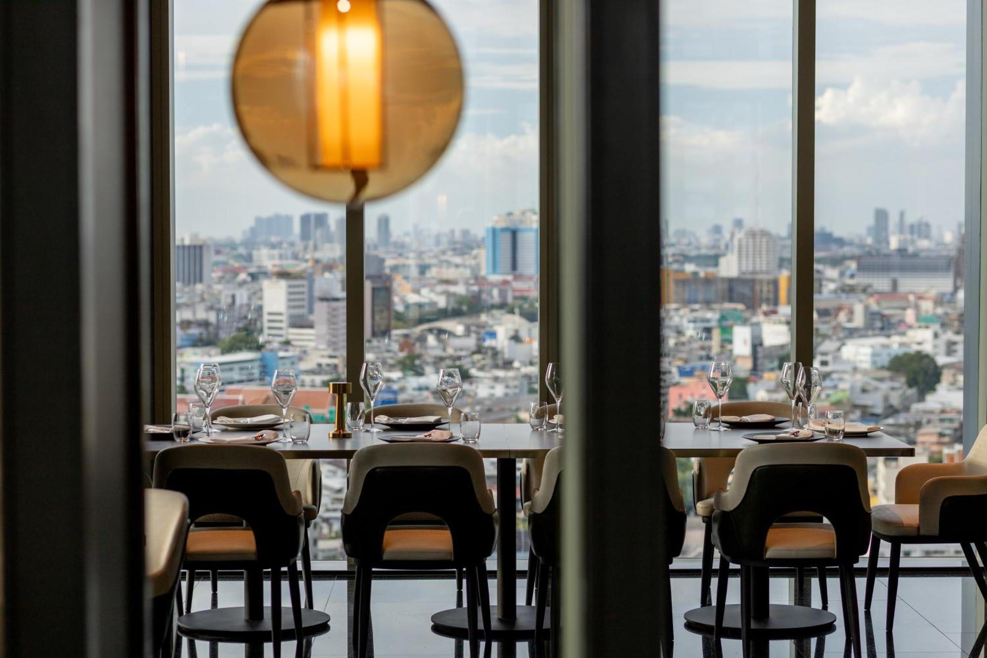 Hotel Grande Centre Point Surawong Bangkok Exterior foto View from the bar