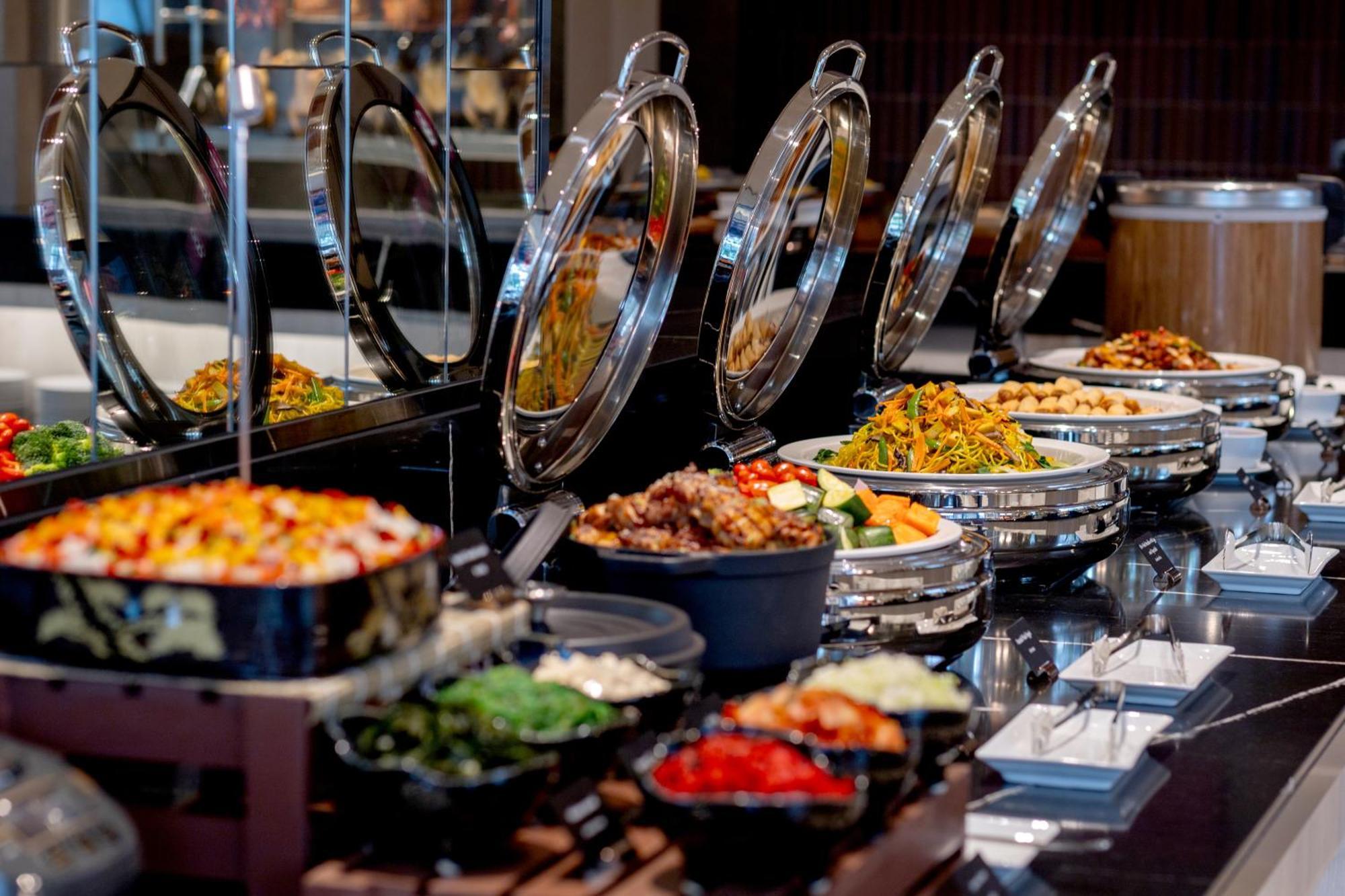 Hotel Grande Centre Point Surawong Bangkok Exterior foto A buffet at a hotel