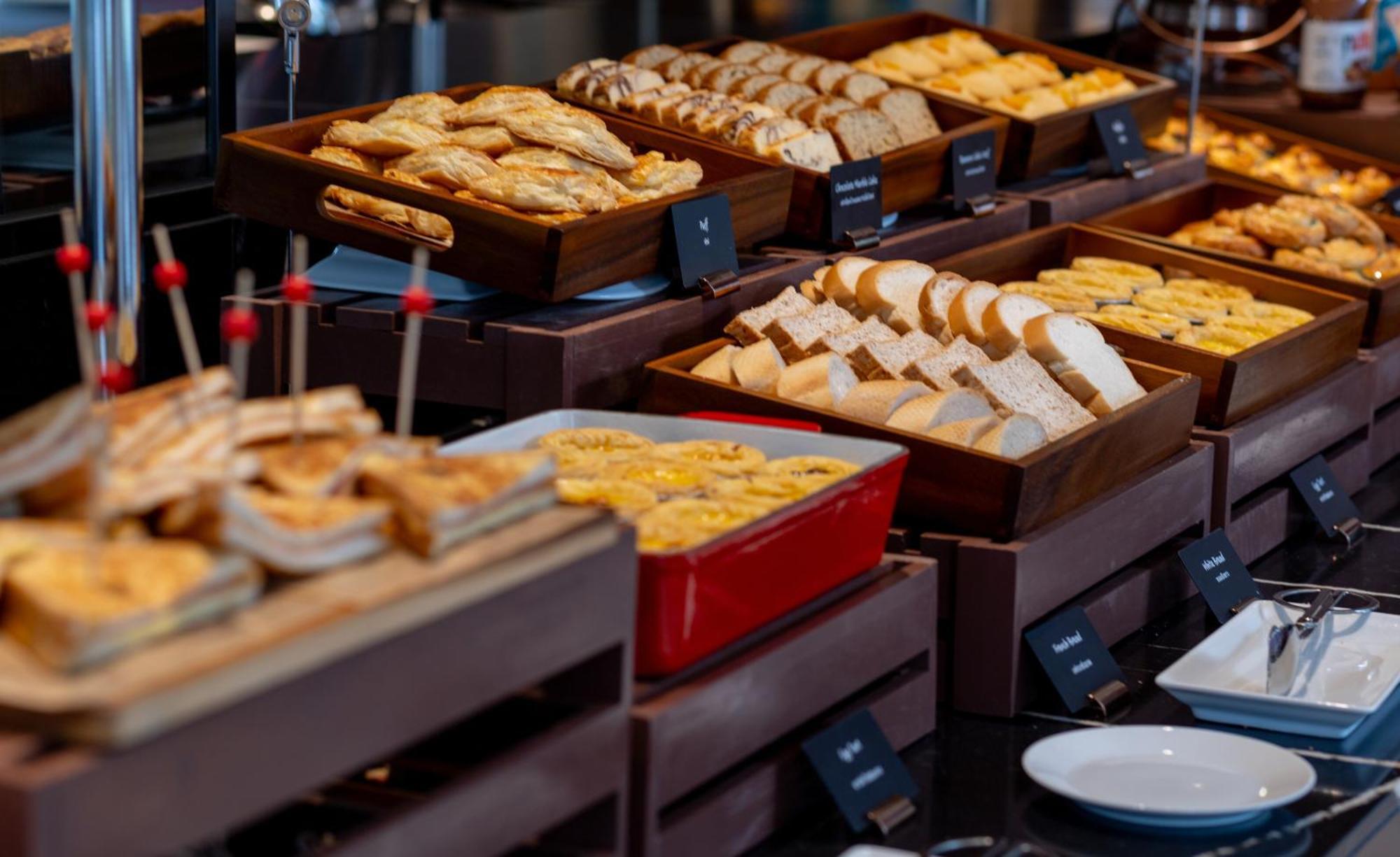 Hotel Grande Centre Point Surawong Bangkok Exterior foto A buffet at a hotel
