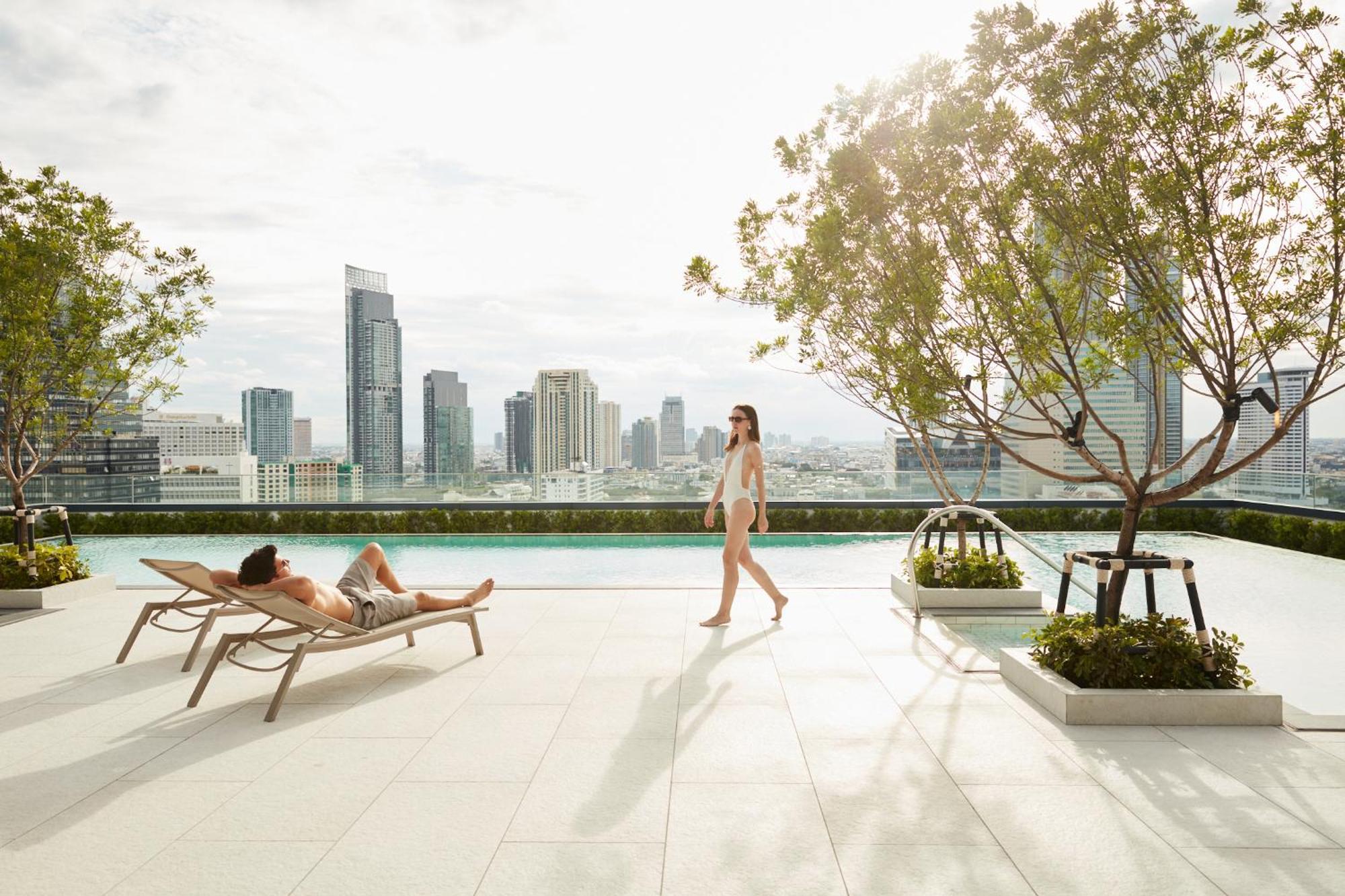 Hotel Grande Centre Point Surawong Bangkok Exterior foto The rooftop pool at The River
