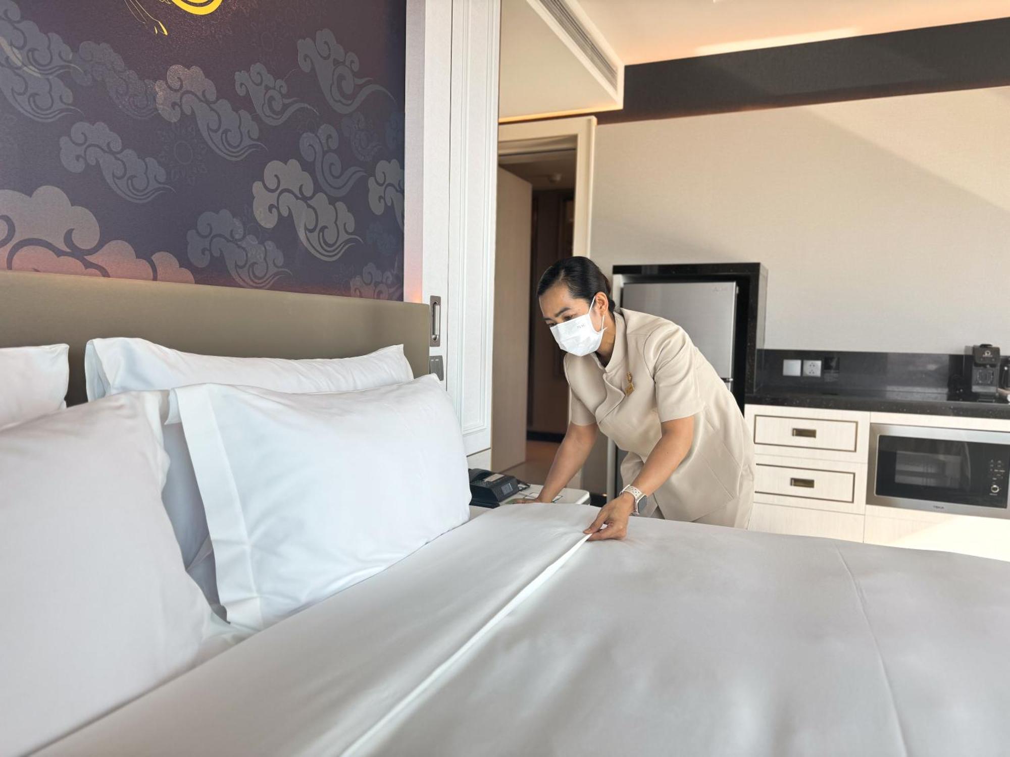 Hotel Grande Centre Point Surawong Bangkok Exterior foto A housekeeper making a bed at a hotel