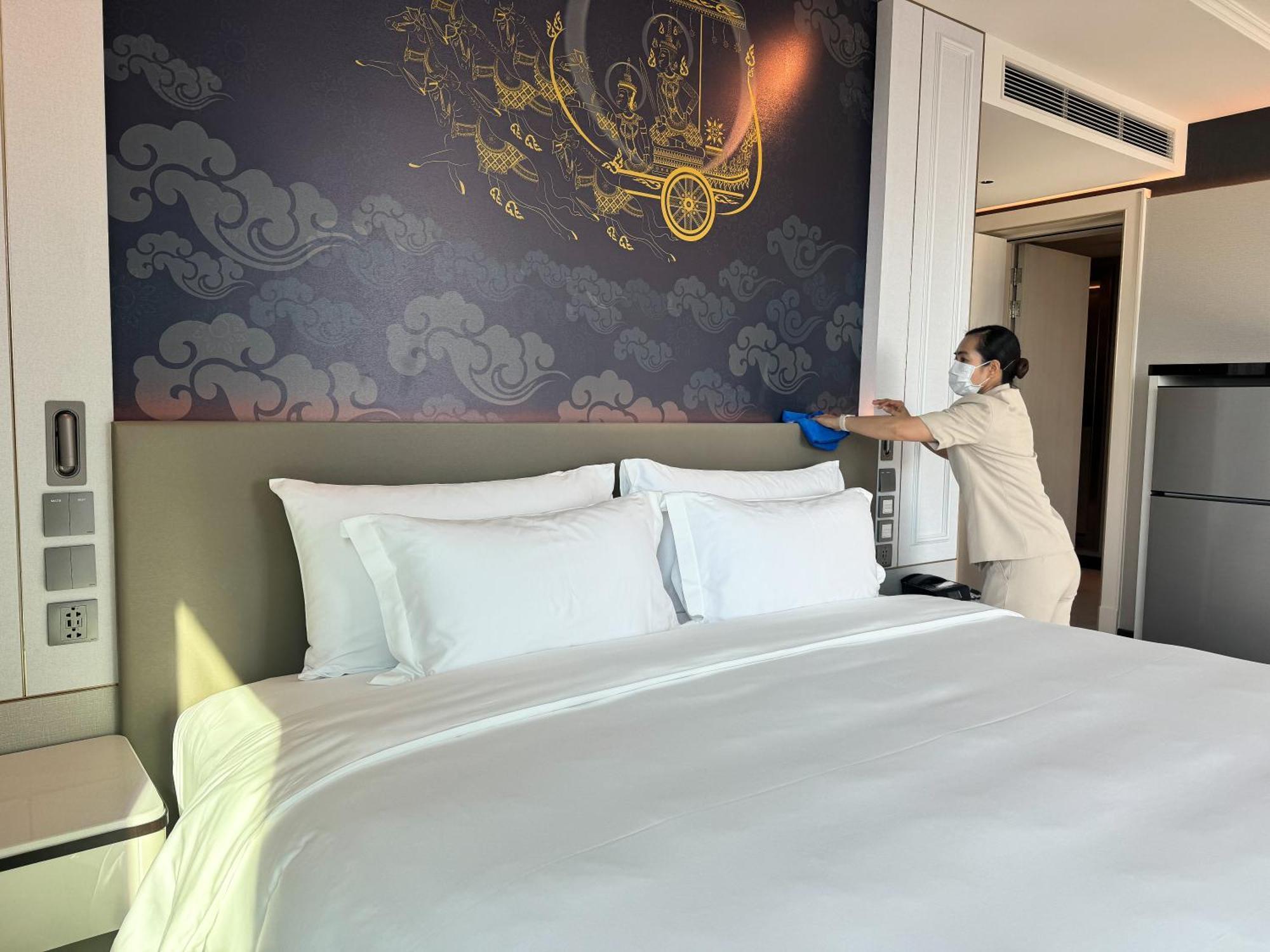 Hotel Grande Centre Point Surawong Bangkok Exterior foto A hotel room being disinfected in Bangkok, Thailand